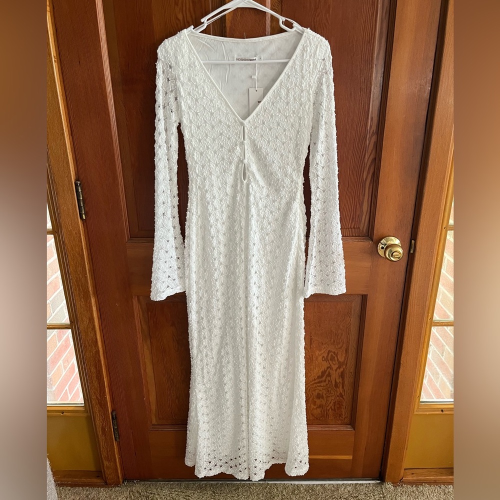 Elegant White Lace Maxi Dress - Picture 3 of 8